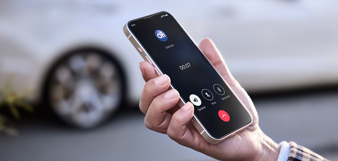 OnStar está para ti: asistencia en situaciones de riesgo con apoyo inmediato al presionar el botón rojo.